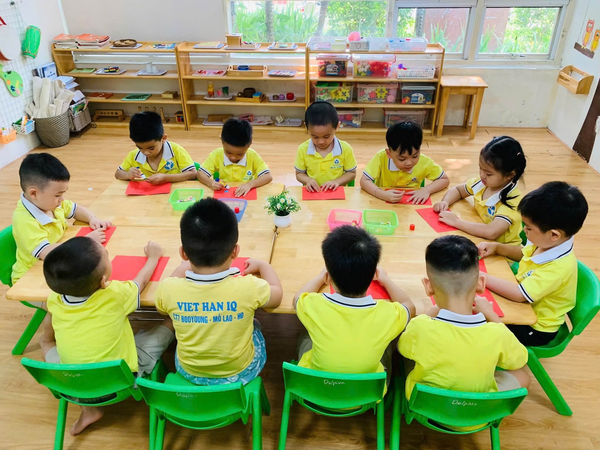 Các bé học tập theo nhóm trong lớp