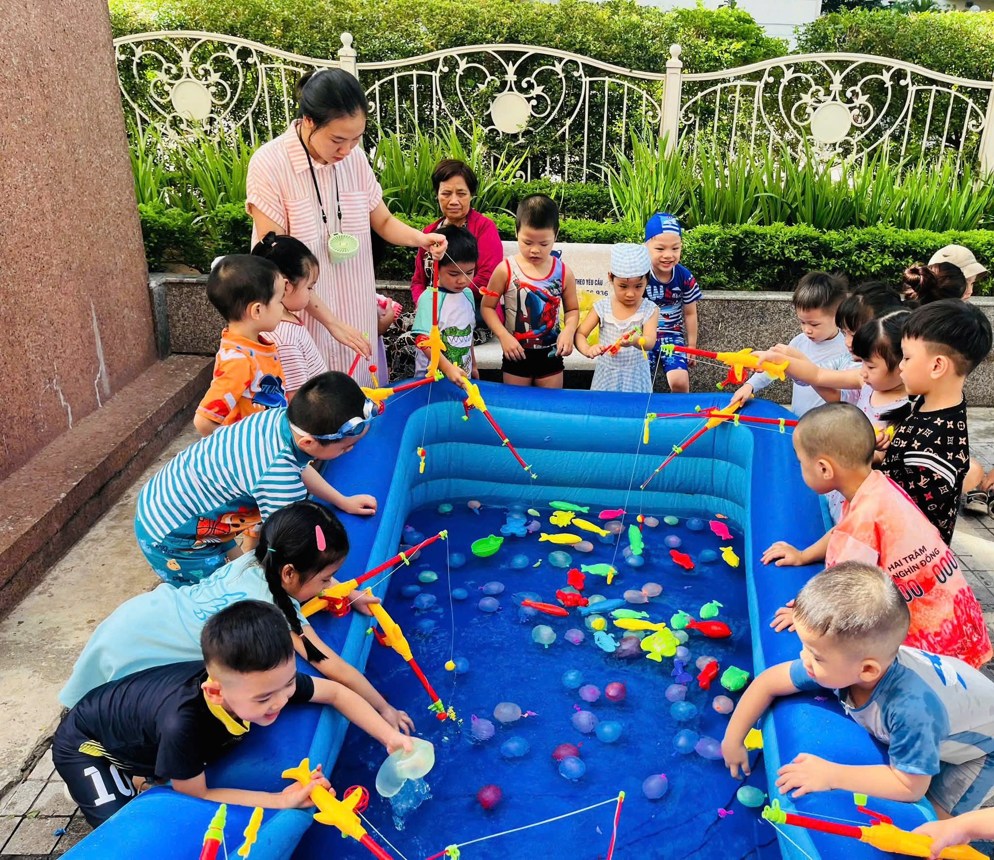 Các bé vui chơi cùng giáo viên tại Mầm Non Việt Hàn IQ