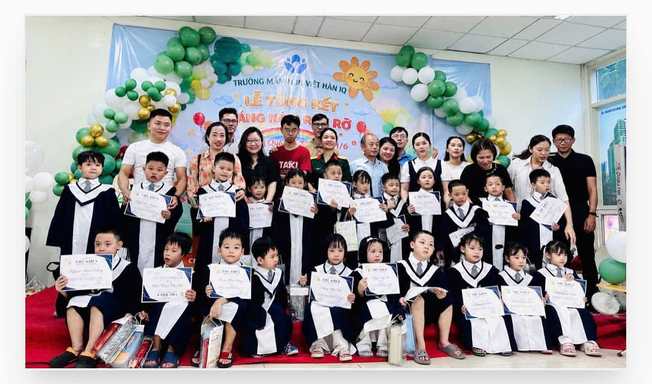 Tập thể giáo viên và các bé tại Mầm Non Việt Hàn IQ